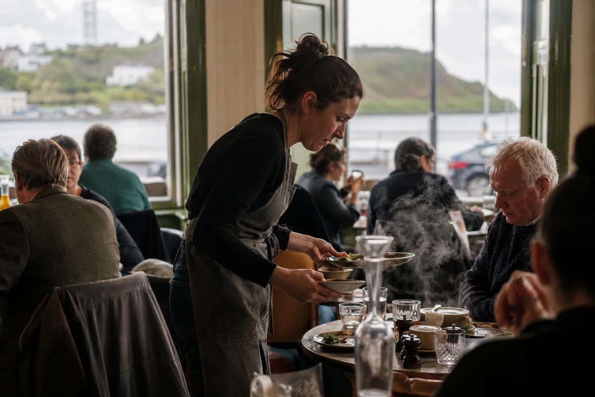 A busy Irish café at service